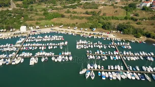 Foto aerea di barche parcheggiate e yacht ai moli del porto turistico in una giornata estiva soleggiata. Tempo di vacanza — Video Stock