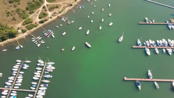 Flygfoto över förankrade båtar, motorbåtar och segelbåtar på Adriatiska havet marina bryggorna — Stockvideo