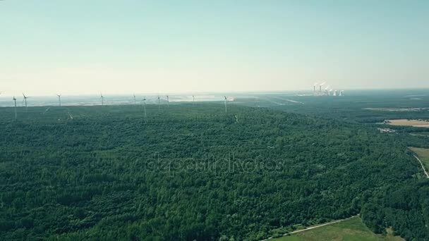 Панорамный снимок удаленных курящих стопок традиционной электростанции и современной ветряной электростанции. Концепция производства чистой энергии — стоковое видео