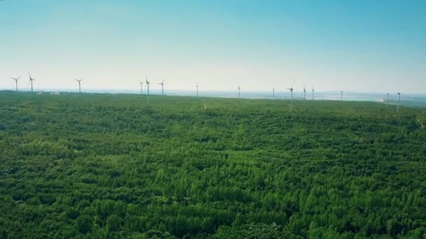 Vista aérea de los generadores eólicos en la zona forestal. Concepto de producción de energía ecológica — Vídeo de stock
