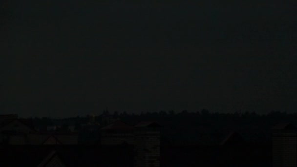 Blikseminslag in de buurt van orthodoxe klooster in de nacht — Stockvideo