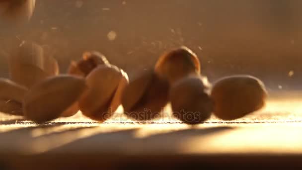 Colpo al rallentatore di pistacchi cadenti — Video Stock