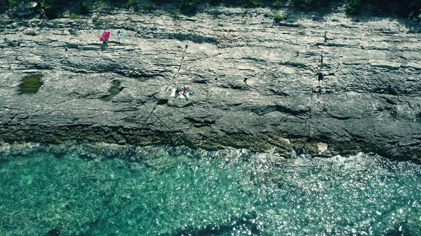 Vue aérienne d'une petite plage rocheuse sur la mer Adriatique. Vacances d'été — Photo