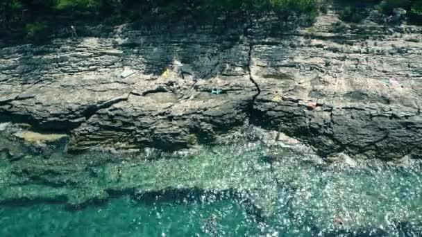 Luchtfoto van een kleine rotsachtige strand aan de Adriatische Zee. Zomer vakantietijd — Stockvideo