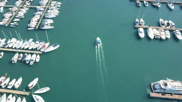 PULA, CROÁCIA - 2 DE AGOSTO DE 2017. Tiro aéreo de lancha em excesso de velocidade perto do cais da marina — Fotografia de Stock