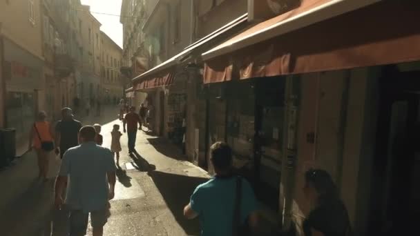 Pula, Chorvatsko - 2 srpna 2017. Turistické ulici pohled — Stock video