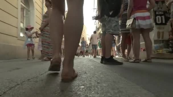 Pula, Kroatien - 2 augusti 2017. Turist gatan låg vinkel Visa — Stockvideo