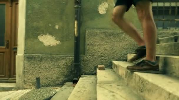 Мужские ступни. Прогулка по древней средиземноморской городской улице — стоковое видео