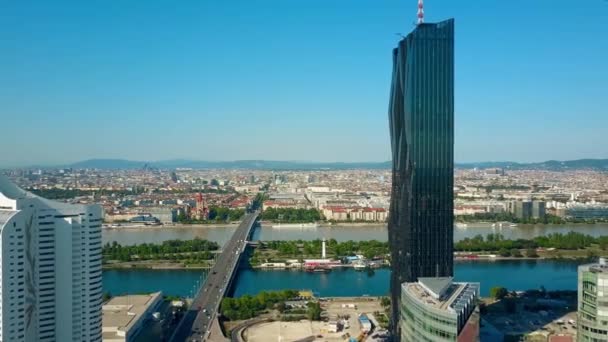 Letecký snímek vybudování města Vídně z Donaustadt, Rakousko — Stock video