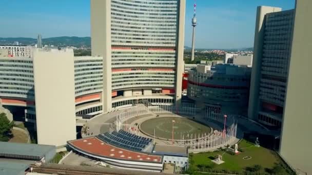 VIENNA, ÁUSTRIA - 31 de julho de 2017. Tiro aéreo descendente de edifícios da cidade das Nações Unidas ONU e da estação de metro — Vídeo de Stock