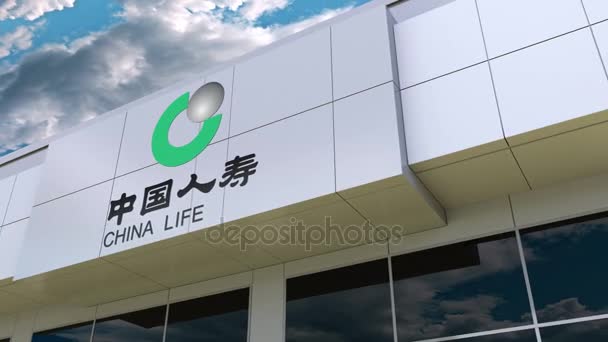 Κίνα Life Insurance Company λογότυπο στην πρόσοψη πολυκατοικίας. Συντακτική 3d rendering — Αρχείο Βίντεο