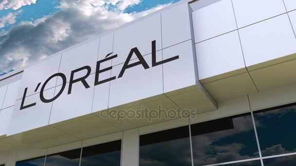 Logotipo LOreal en la moderna fachada del edificio. Representación Editorial 3D — Vídeos de Stock
