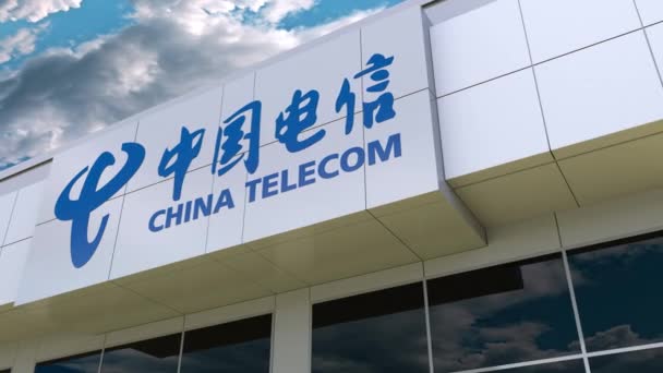 Logotipo de China Telecom en la moderna fachada del edificio. Representación Editorial 3D — Vídeo de stock
