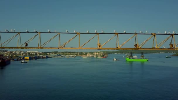 PULA, CROACIA - 4 de agosto de 2017. Vista aérea de la torre de la grúa, las gaviotas y el astillero Uljanik — Vídeo de stock