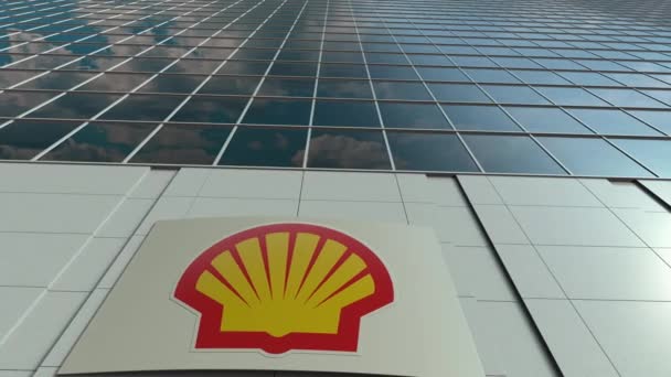 Placa de sinalização com logotipo da Shell Oil Company. Moderno escritório edifício fachada lapso de tempo. Renderização 3D editorial — Vídeo de Stock