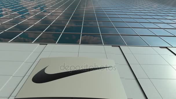 Tablero de señalización con inscripción y logotipo de Nike. Moderno edificio de oficinas fachada time lapse. Representación Editorial 3D — Vídeo de stock