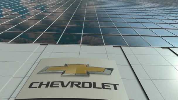 Вывеска с логотипом Chevrolet. Прошло время фасада современного офисного здания. Редакционная 3D рендеринг — стоковое видео