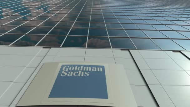 Placa de sinalização com o logotipo do The Goldman Sachs Group, Inc. Moderno escritório edifício fachada lapso de tempo. Renderização 3D editorial — Vídeo de Stock