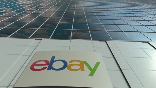 Tablero de señalización con el logotipo de eBay Inc.. Moderno edificio de oficinas fachada time lapse. Representación Editorial 3D — Vídeo de stock