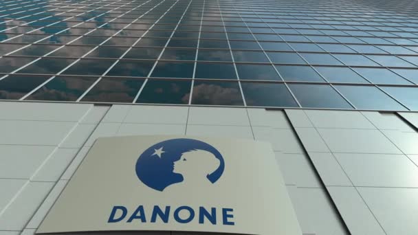 Tabela Pano Danone logolu. Modern ofis binası cephe zaman atlamalı. Editoryal 3d render — Stok video