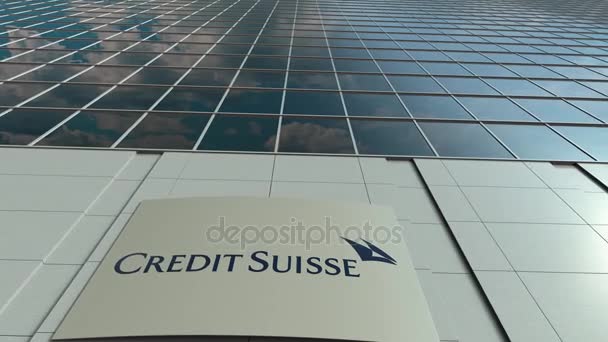 Вывеска с логотипом Credit Suisse Group. Прошло время фасада современного офисного здания. Редакционная 3D рендеринг — стоковое видео
