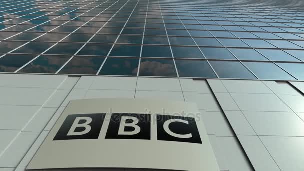 Placa de sinalização com logotipo da BBC da British Broadcasting Corporation. Moderno escritório edifício fachada lapso de tempo. Renderização 3D editorial — Vídeo de Stock