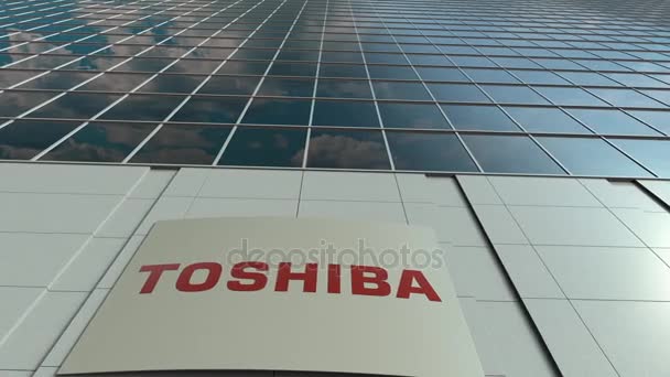 Tablero de señalización con logotipo de Toshiba Corporation. Moderno edificio de oficinas fachada time lapse. Representación Editorial 3D — Vídeo de stock