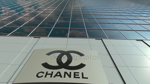 Schildertafel mit Chanel-Logo. moderne Bürogebäude Fassade Zeitraffer. redaktionelles 3D-Rendering — Stockvideo