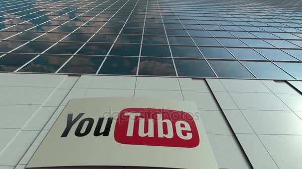 Placa de sinalização com logotipo do YouTube. Moderno escritório edifício fachada lapso de tempo. Renderização 3D editorial — Vídeo de Stock