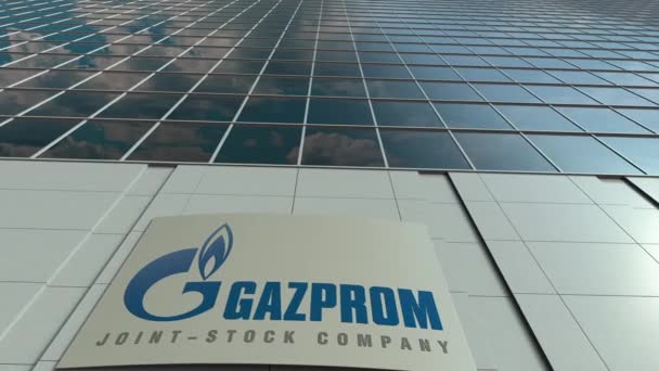Panneau de signalisation avec logo Gazprom. Immeuble de bureaux moderne façade time lapse. Editorial rendu 3D — Video