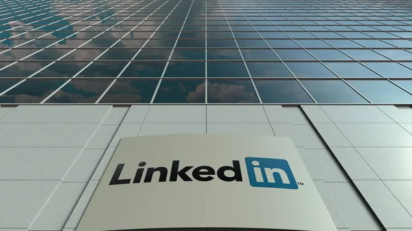 Panneau de signalisation avec logo LinkedIn. Façade moderne d'immeubles de bureaux. Editorial rendu 3D — Photo