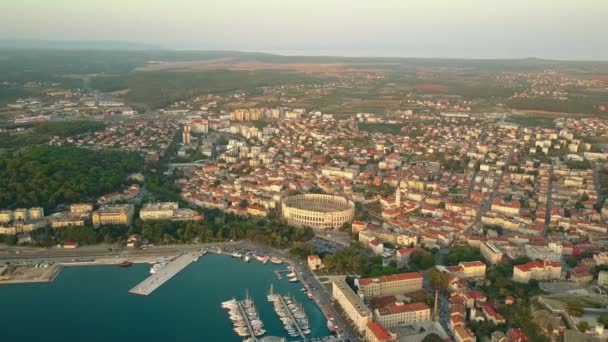 Vista aérea de la antigua ciudad de Pula con el famoso anfiteatro romano — Vídeos de Stock