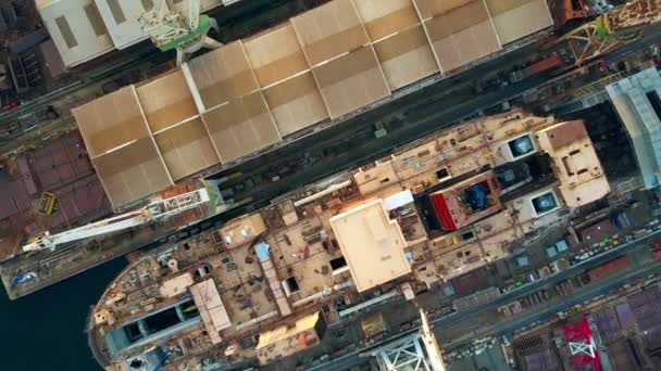 ПУЛА, ХОРВАТИЯ - 5 августа 2017 года. Вид сверху вниз с высоты незавершенного судна на верфи — стоковое видео