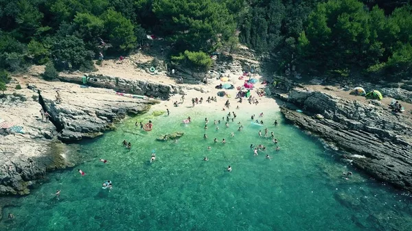 Vista aérea de una pequeña playa rocosa llena de gente en el mar Adriático, tiempo de vacaciones de verano — Foto de Stock