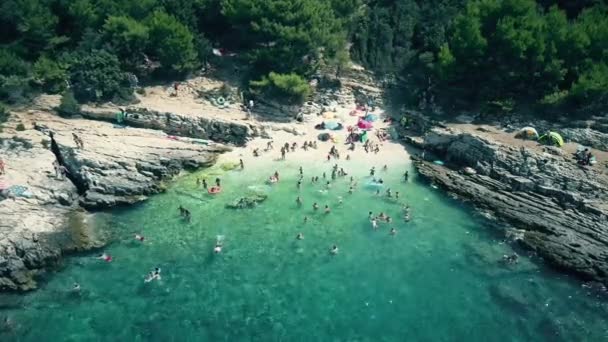 Bir küçük hava görünümünü kalabalık Adriyatik Denizi kayalık plaj yaz tatil zamanı — Stok video