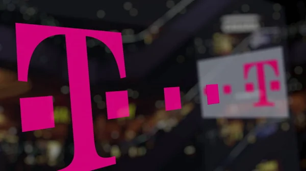 Logo T-Mobile sul vetro contro il business center sfocato. Rendering editoriale 3D — Foto Stock