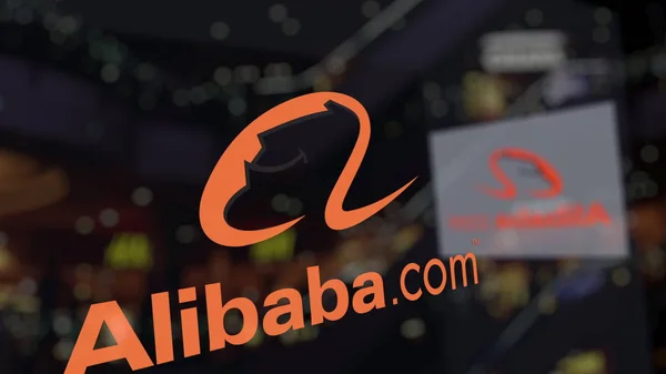 Logotipo de Alibaba.com en el vidrio contra el centro de negocios borrosa. Representación Editorial 3D — Foto de Stock