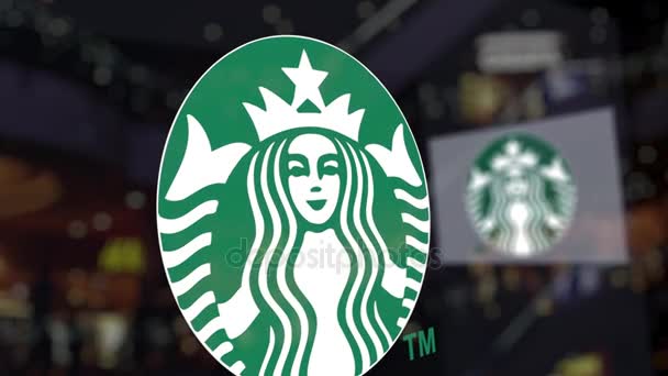 Λογότυπο της Starbucks στο γυαλί κατά θολή επιχειρηματικό κέντρο. Συντακτική 3d rendering — Αρχείο Βίντεο