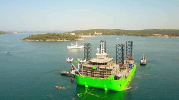 Pula, Kroatië - 4 augustus 2017. Luchtfoto van een onvoltooide jack-up rig vaartuig Apollo wordt gesleept in de haven — Stockvideo