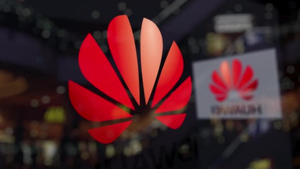 Huawei логотип на склі проти розмиті бізнес-центр. Редакційні 3d-рендерінг — стокове відео