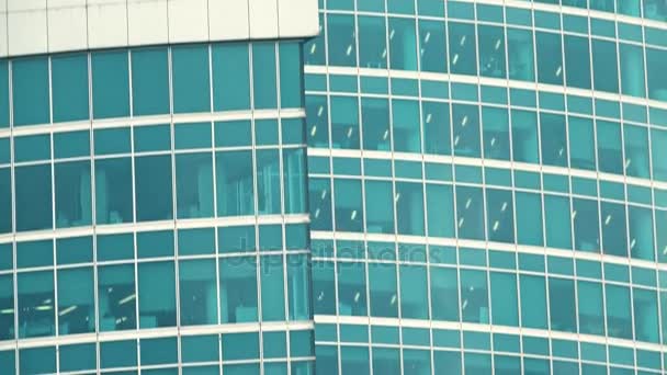 Teleobjektiv skott av en office-skyskrapa — Stockvideo