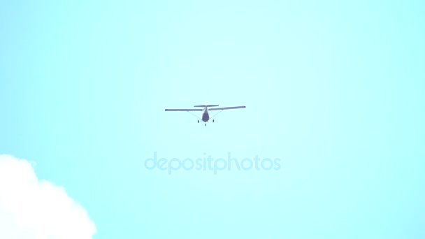 Kleine propeller vliegtuig vliegt in de lucht, telelens slow-motion shot — Stockvideo