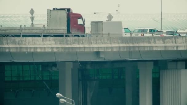 Рух по міському мосту автомобілів. Телефонний знімок об'єктива — стокове відео