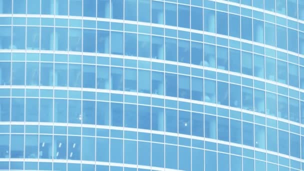 Fotografia telefoto de um arranha-céu de escritório, tom azul — Vídeo de Stock