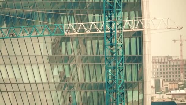 Tornkran på en modern office skyskrapa byggarbetsplats — Stockvideo
