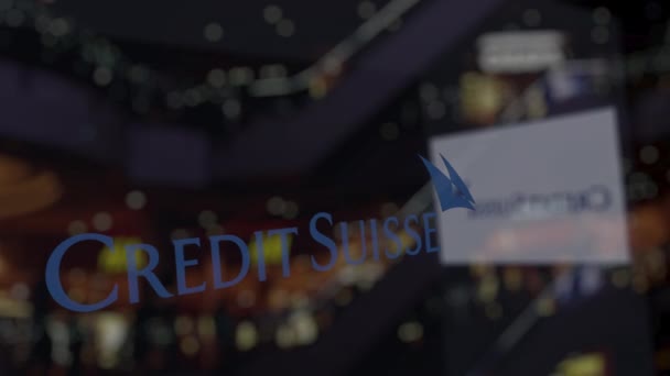 Credit Suisse Group logo na sklo proti rozmazané business centrum. Úvodník 3d vykreslování — Stock video