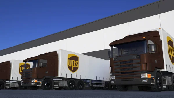 Semi-caminhões de carga com o logotipo UPS United Parcel Service carregando ou descarregando na doca do armazém. Renderização 3D editorial — Fotografia de Stock