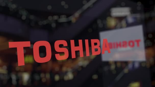 Logo Toshiba Corporation sur le verre contre le centre d'affaires flou. Editorial rendu 3D — Video