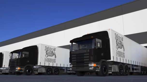 Semi-caminhões de carga com o logotipo Nestlé carregando ou descarregando na doca do armazém, loop sem costura. Editorial 4K animação — Vídeo de Stock
