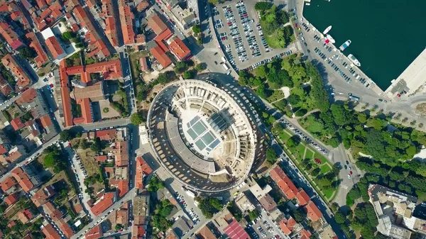 Vue aérienne de la ville de Pula et du célèbre amphithéâtre romain antique en Croatie — Photo